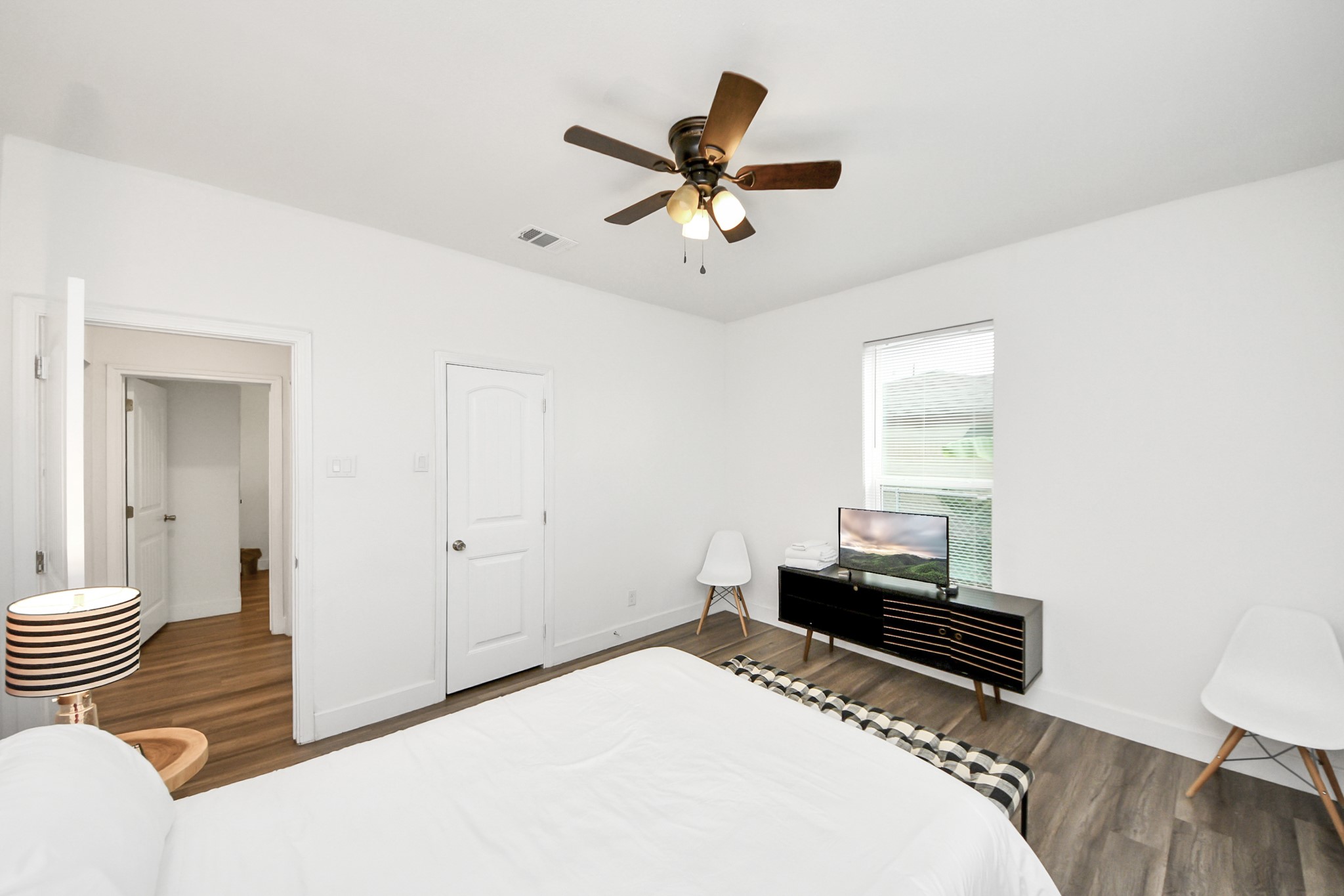 6917 Rook Boulevard Houston, TX 77087 - Photo 32 of 32 a bedroom with a bed and a window