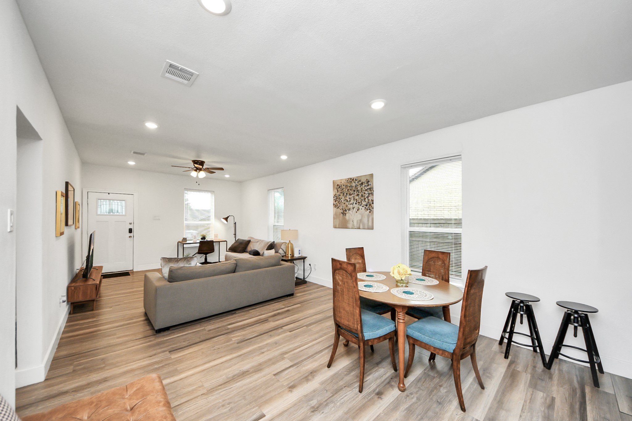 6917 Rook Boulevard Houston, TX 77087 - Photo 9 of 32 a living room with furniture and a wooden floor