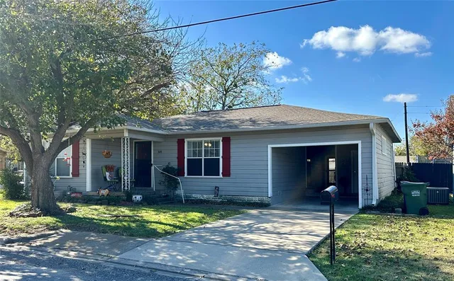 a view of a house with a yard