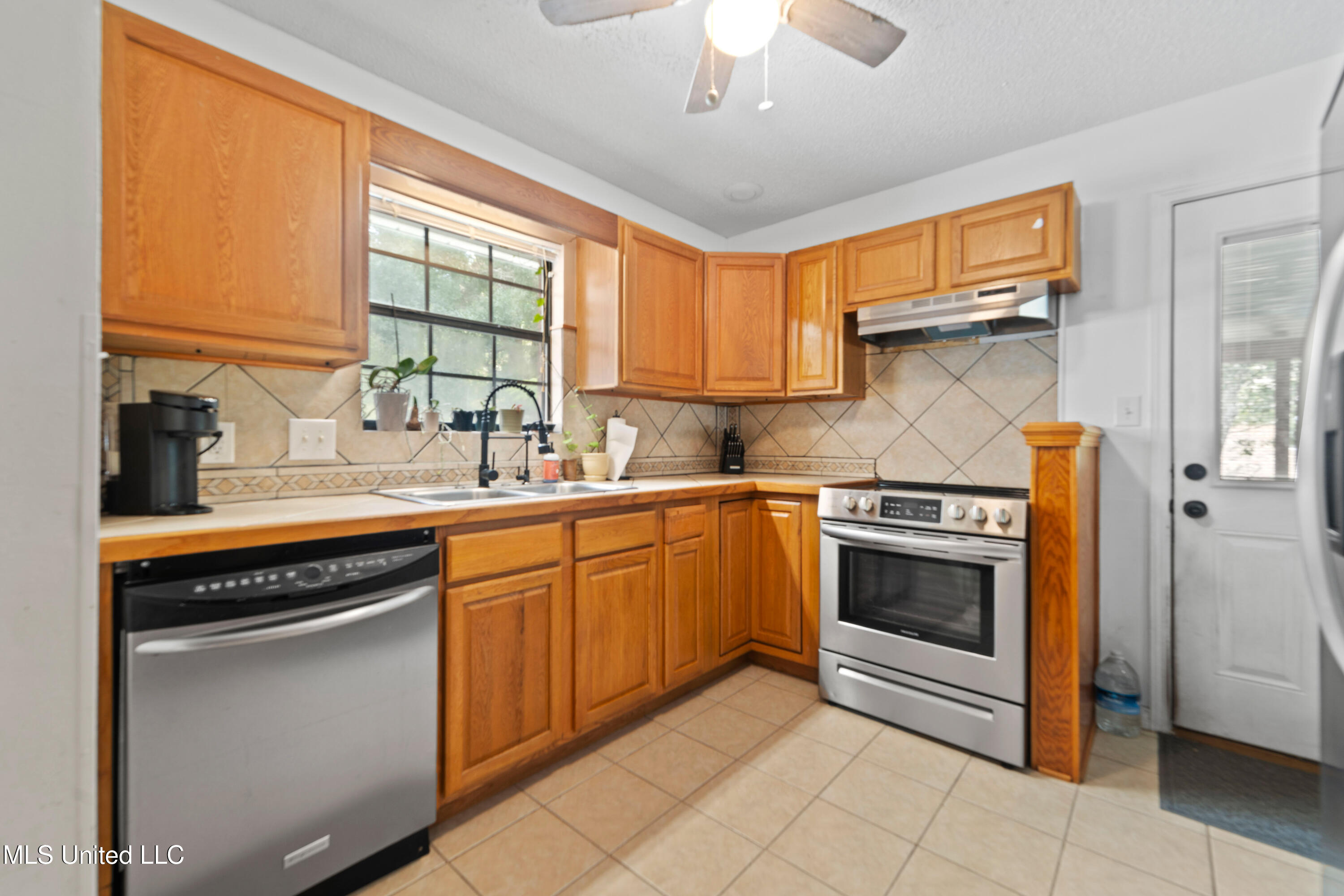 2513 Fairley Road Gautier, MS 39553 - Photo 3 of 28 Kitchen
