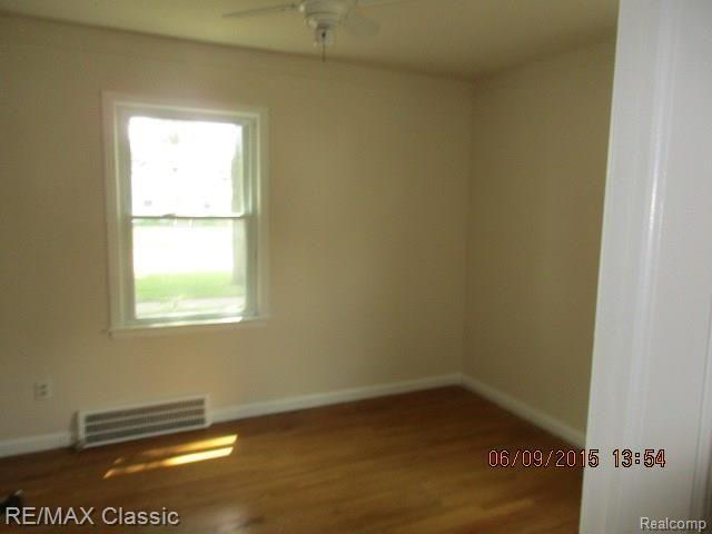 26026 Student Redford, MI 48239 - Photo 7 of 15