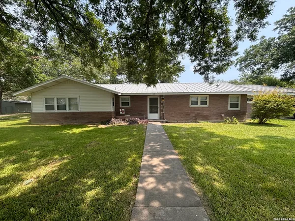 $1,850 | 123 West Anglin Street, Uvalde, TX 78801