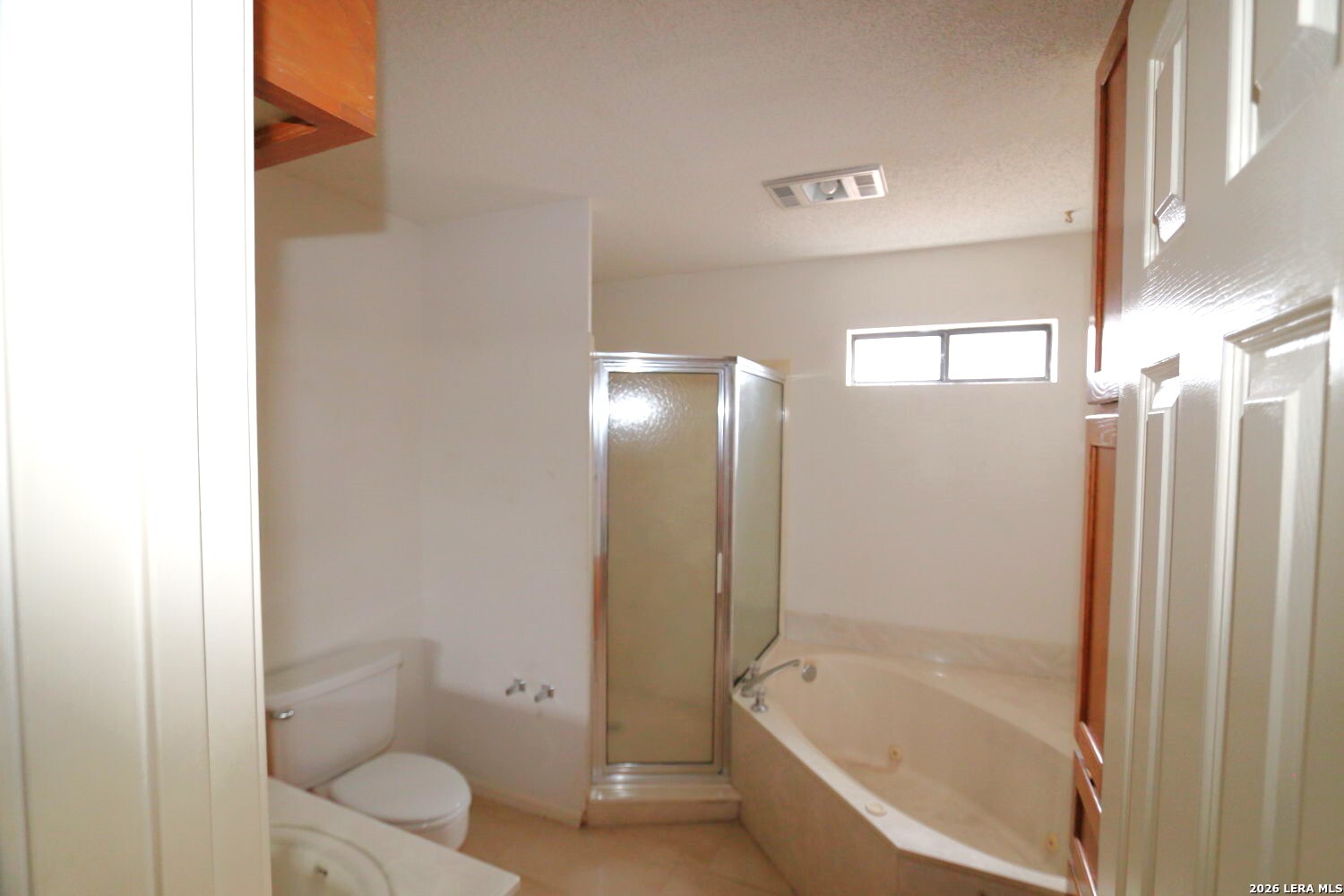 802 Athens Street Castroville, TX 78009 - Photo 21 of 44 a bathroom with a bathtub and toilet