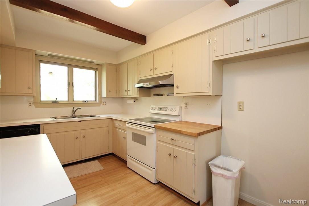 3900 Allen Road Ortonville, MI 48462 - Photo 24 of 55 24) Kitchen.jpg