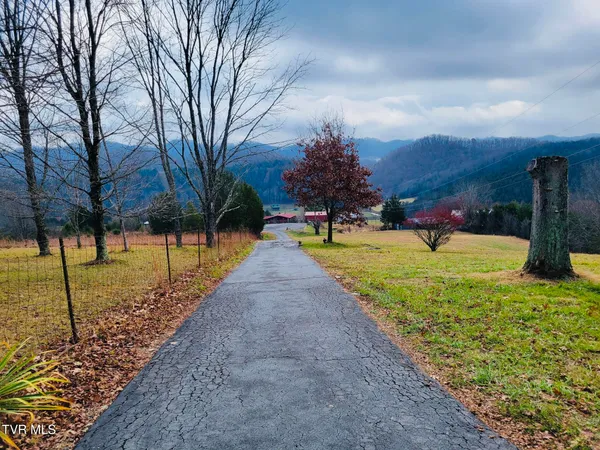 $190,000 | 490 Courthouse Drive, Castlewood, VA 24224