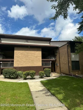 $2,200 | 35 Amberly Drive, Unit J, Manalapan, NJ 07726