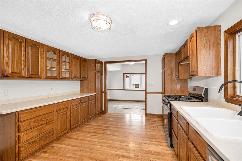 90 Chamberlain Street Lowell, MA 01852 - Photo 11 of 35