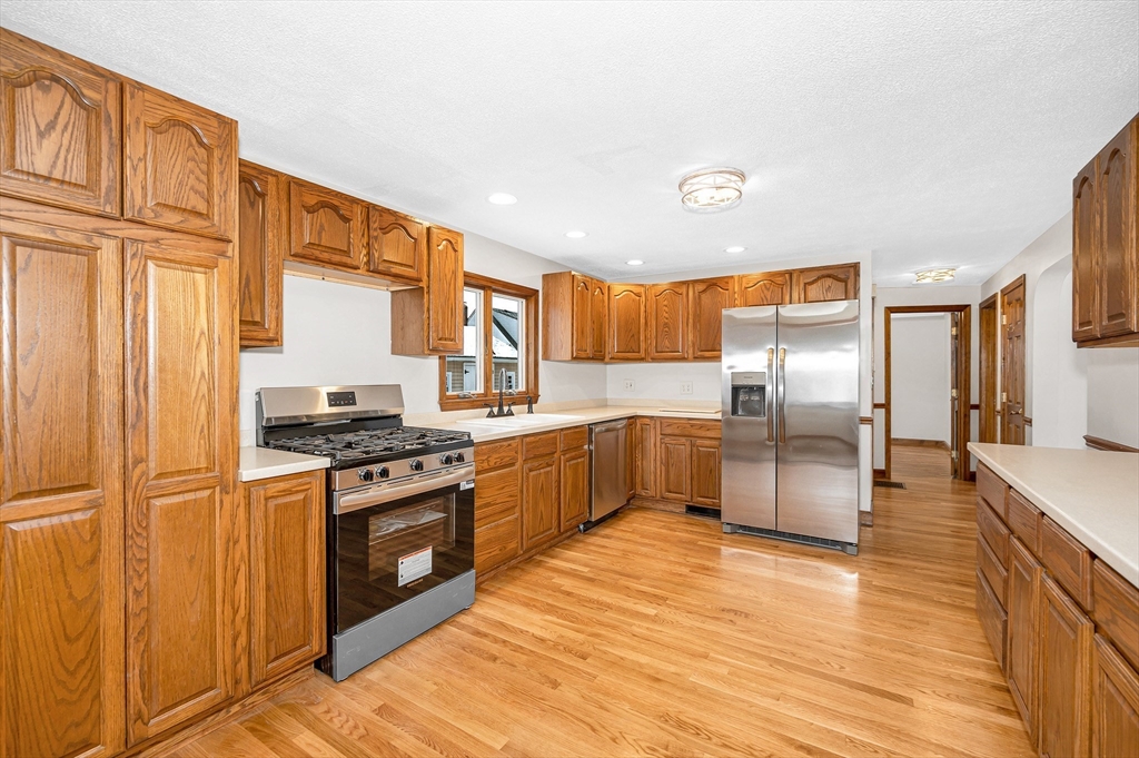 90 Chamberlain Street Lowell, MA 01852 - Photo 8 of 35