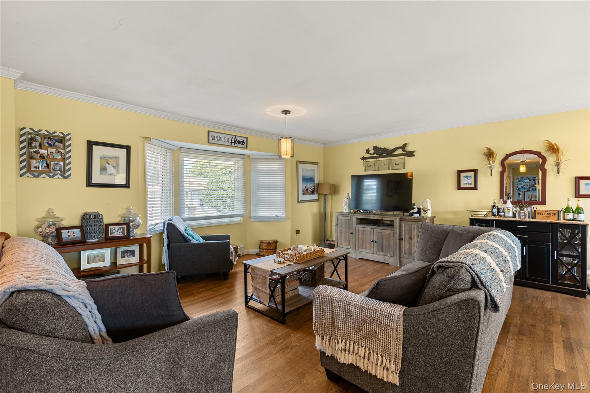 116 Cross Road Oakdale, NY 11769 - Photo 8 of 26 a living room with furniture and a flat screen tv