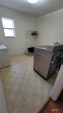 a view of livingroom with furniture