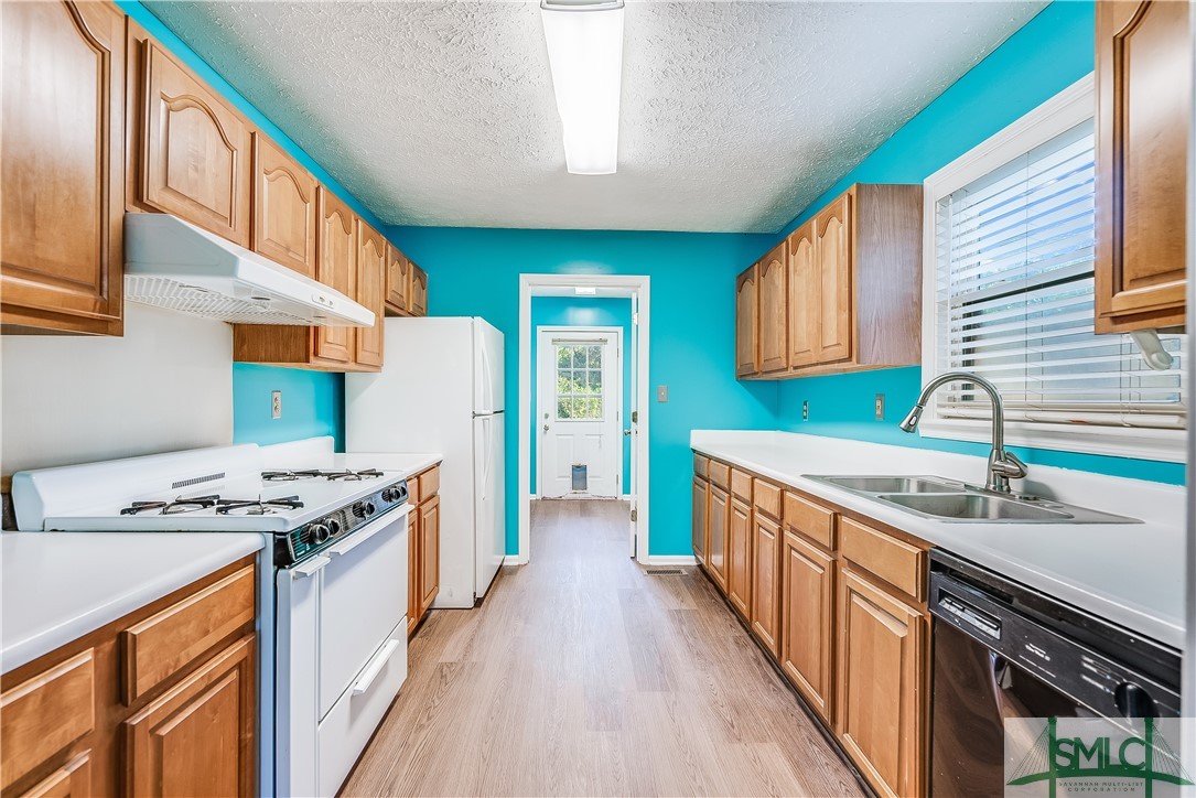 211 Brandywine Road Savannah, GA 31405 - Photo 8 of 23 The kitchen is adjacent to the dining room.