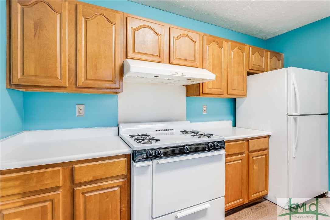 211 Brandywine Road Savannah, GA 31405 - Photo 10 of 23 Abundant cabinetry and counter space.