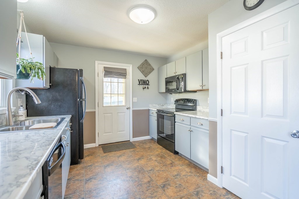 64 Santoro Road Worcester, MA 01606 - Photo 2 of 33 Gallery Image 2