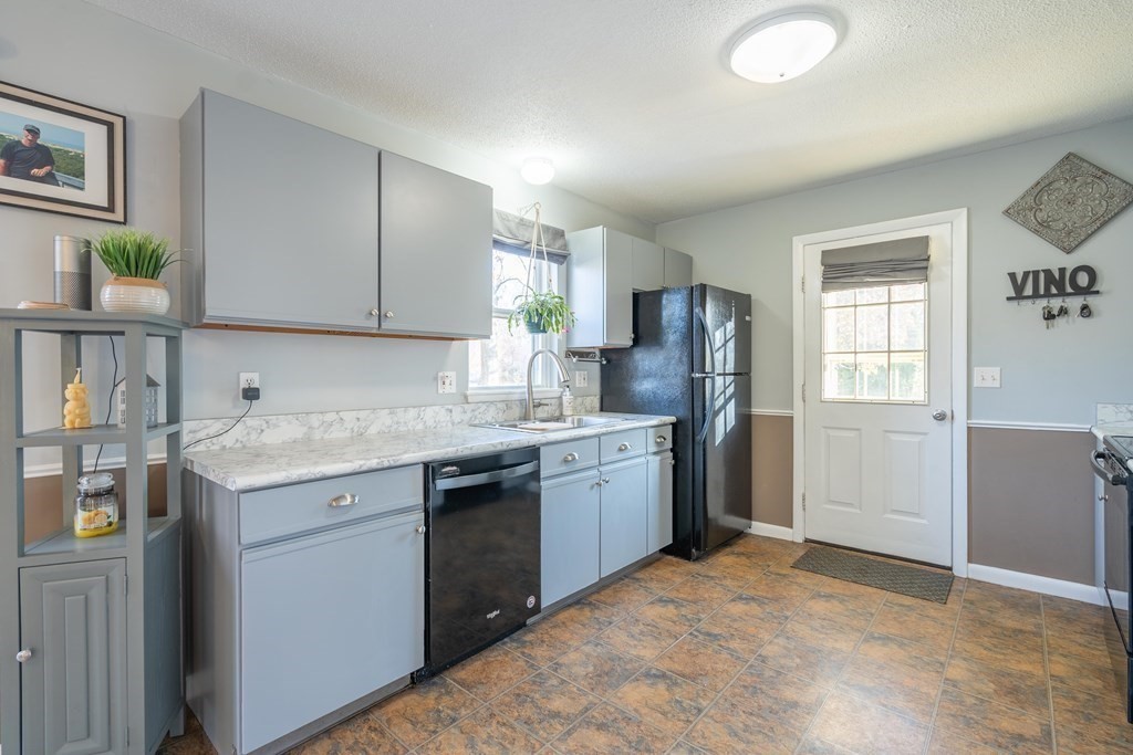 64 Santoro Road Worcester, MA 01606 - Photo 3 of 33 Gallery Image 3