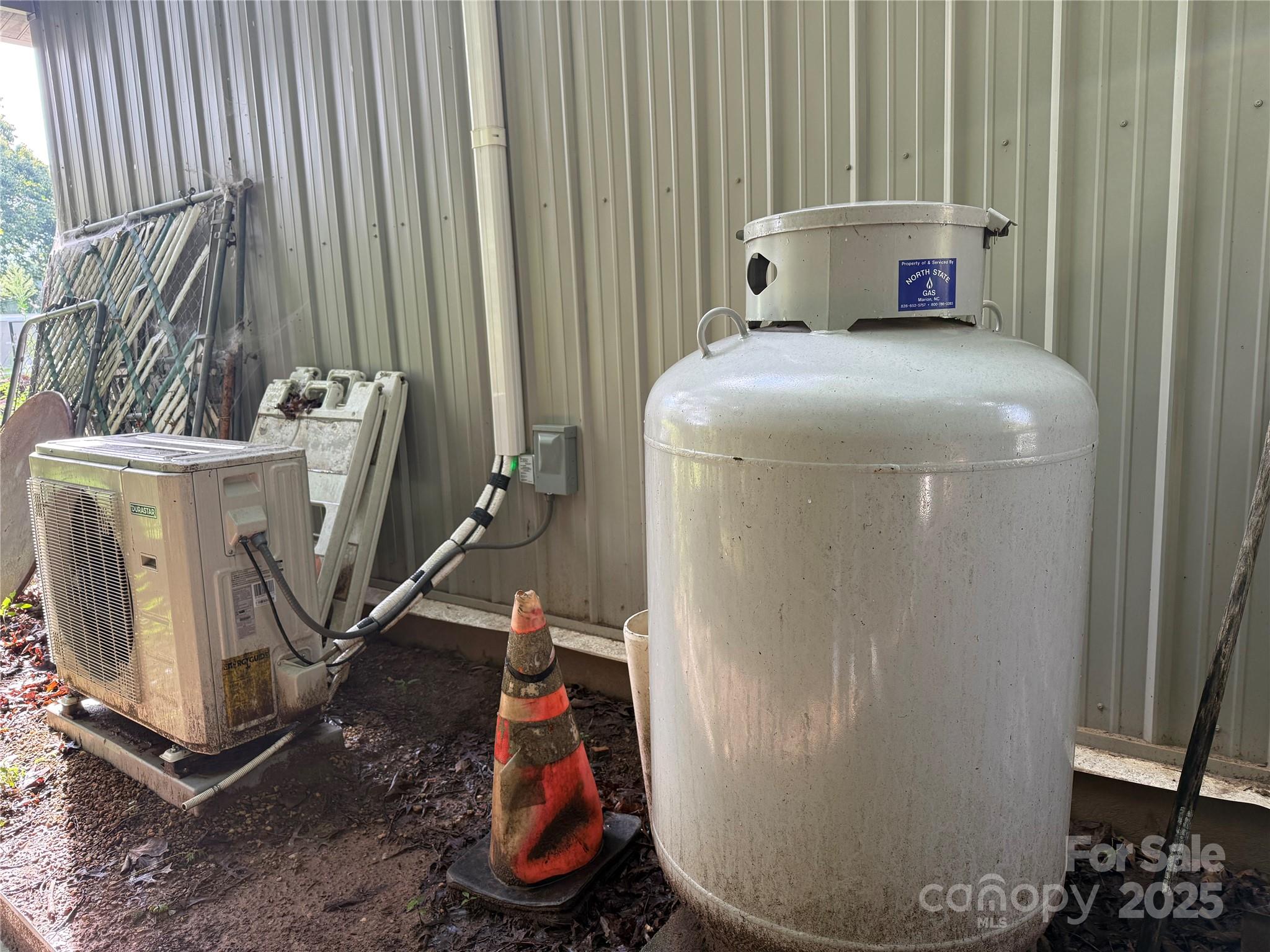 637 Ridge Road Marion, NC 28752 - Photo 17 of 18 a utility room with dryer and washer