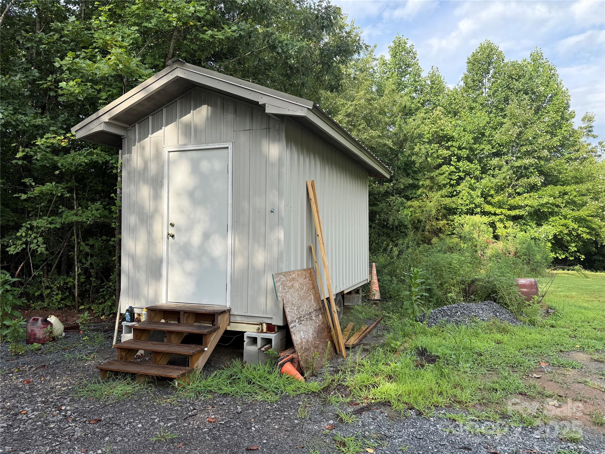 637 Ridge Road Marion, NC 28752 - Photo 3 of 18 a backyard of a house with lots of green space