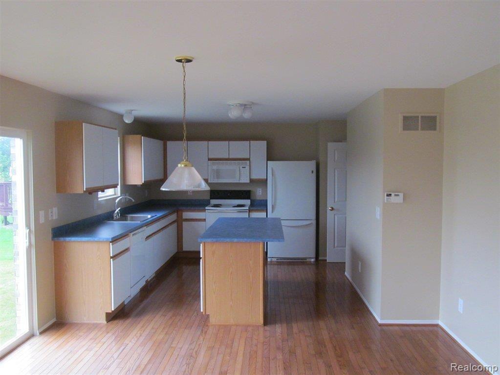 31246 Cedar Ridge Lane Madison Heights, MI 48071 - Photo 6 of 11 ED 10-17-13 100.JPG