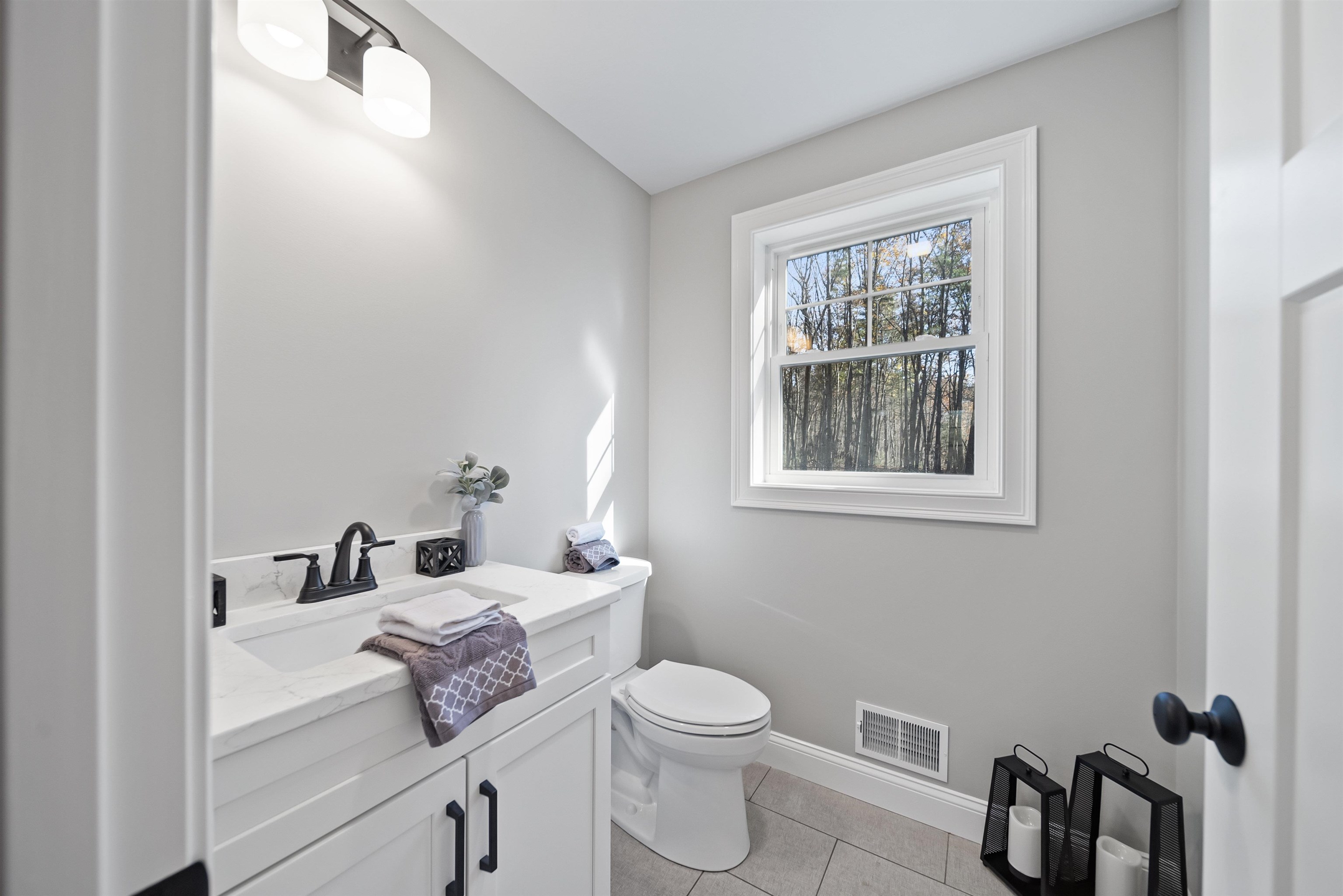 107 Chester Road Derry, NH 03038 - Photo 16 of 38