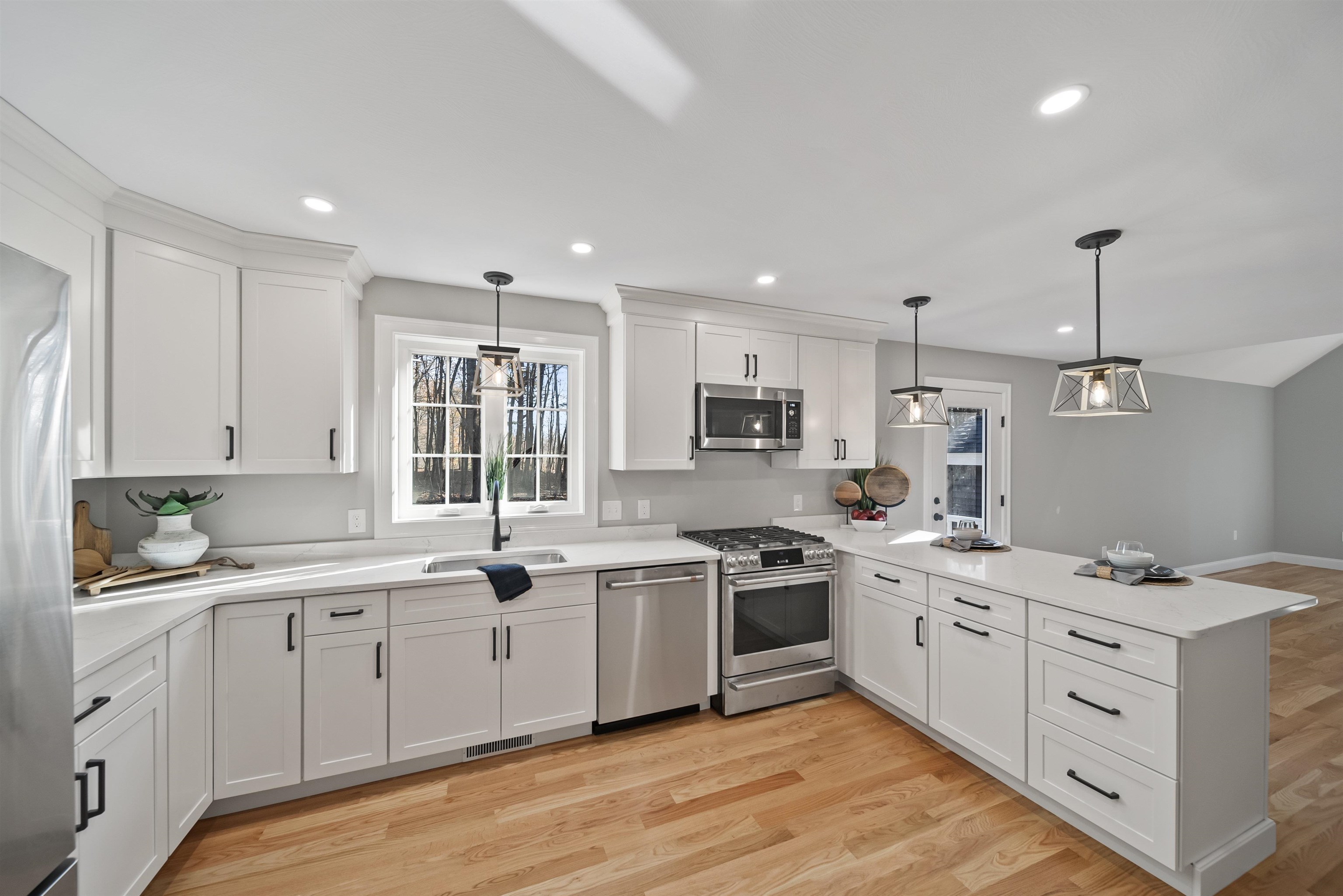 107 Chester Road Derry, NH 03038 - Photo 5 of 38
