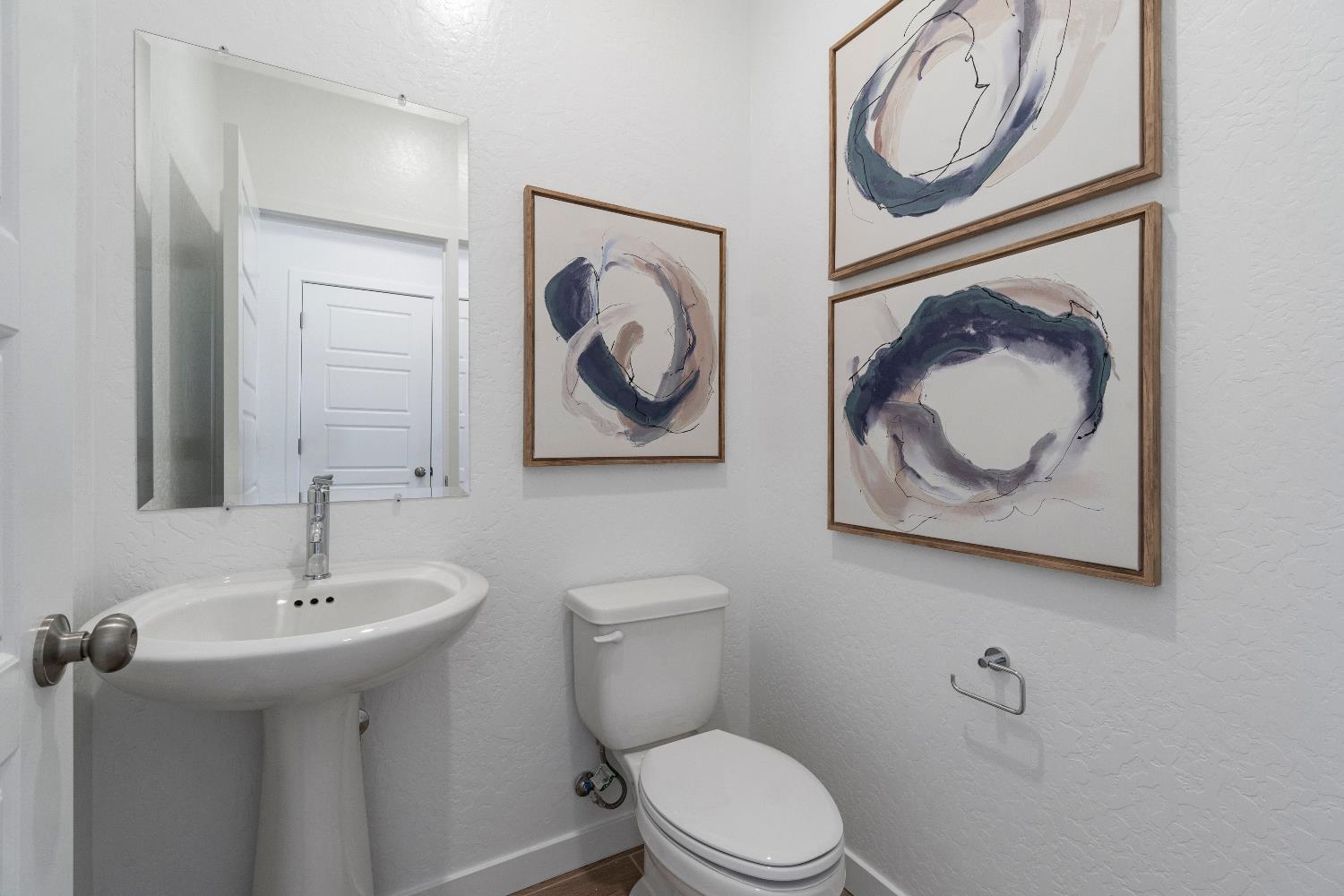 1059 Springtime Avenue Clovis, CA 93619 - Photo 17 of 32 a bathroom with a toilet a sink and mirror