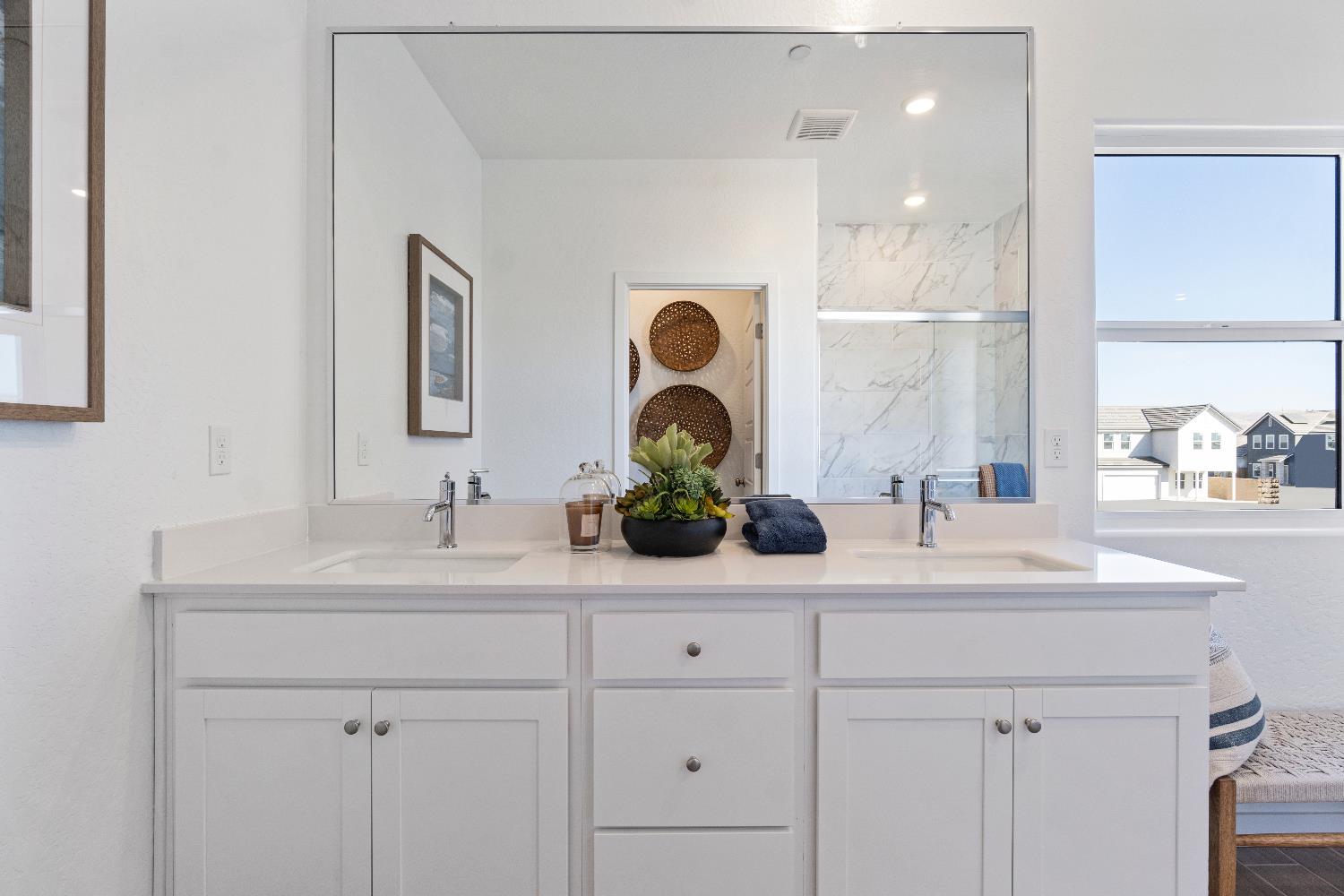 1059 Springtime Avenue Clovis, CA 93619 - Photo 22 of 32 a bathroom with a double vanity sink and mirror