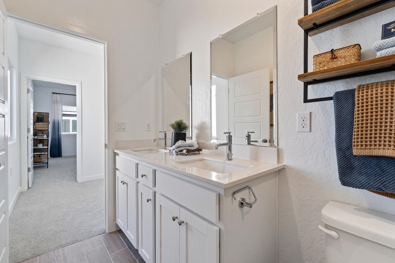 1059 Springtime Avenue Clovis, CA 93619 - Photo 31 of 32 a view of bathroom with dual sinks