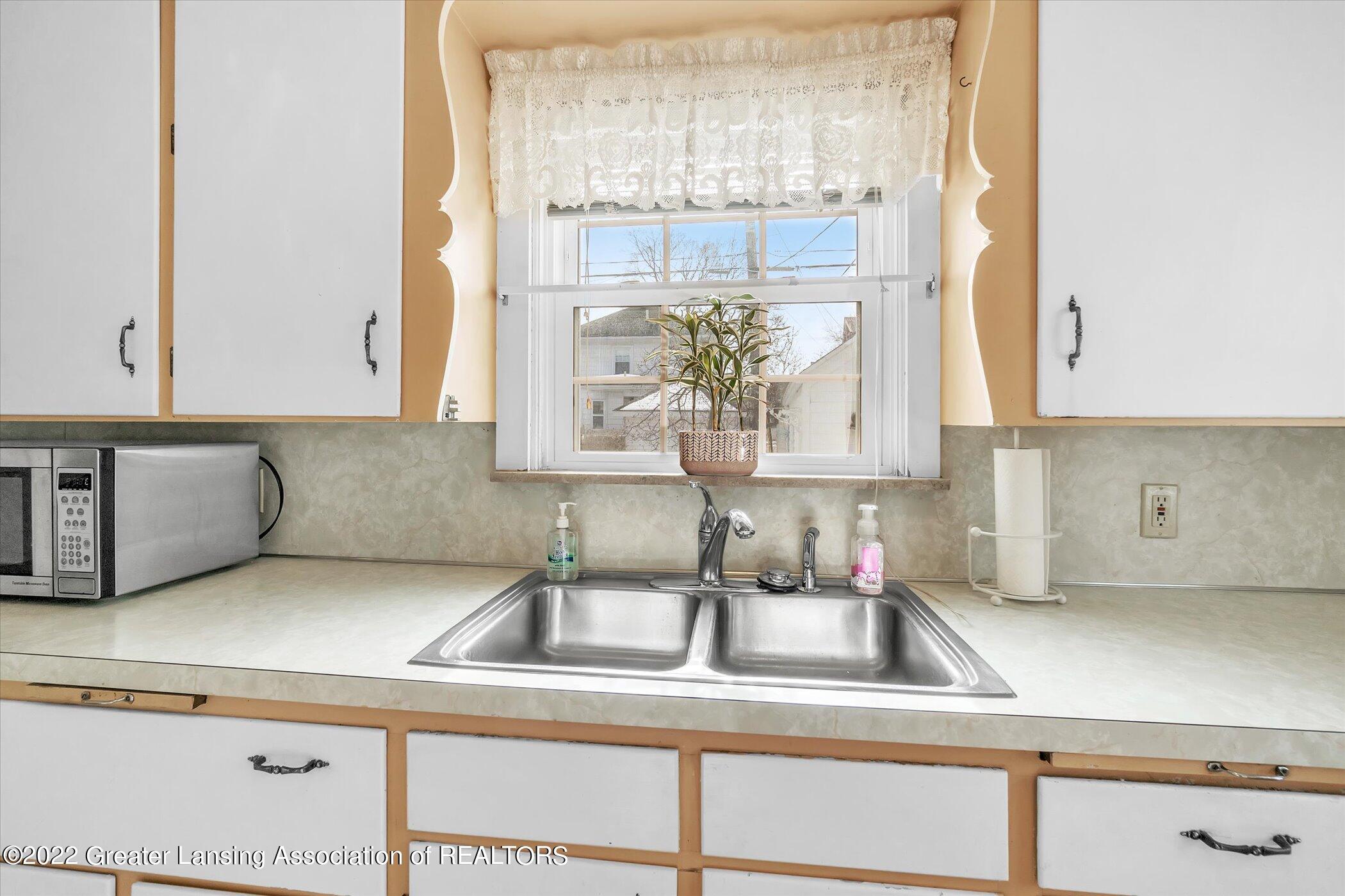 319 Kensington Road Lansing, MI 48910 - Photo 20 of 36 20-319-Kensington-RdWindowStill-Real-Est