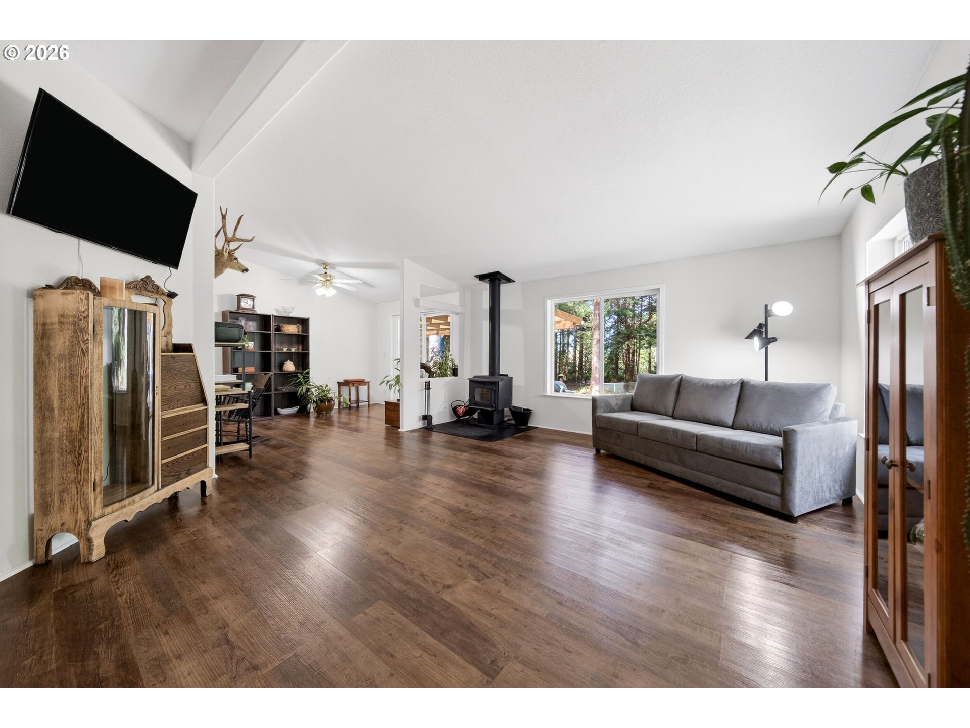 62196 Crown Point Road Coos Bay, OR 97420 - Photo 18 of 46 Living Room
