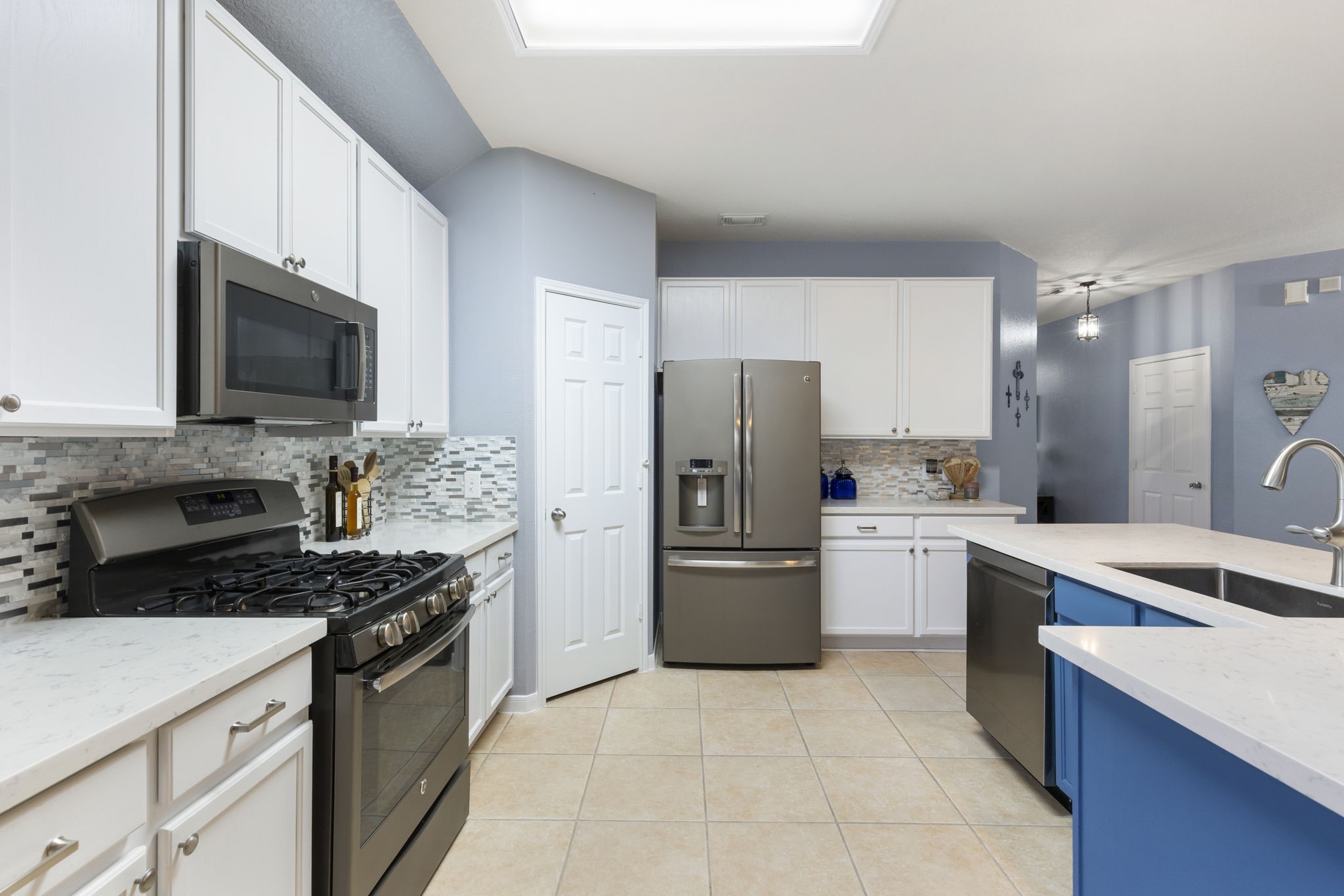 20019 Hardsville Drive Spring, TX 77388 - Photo 9 of 28 a kitchen with a refrigerator stove microwave and sink