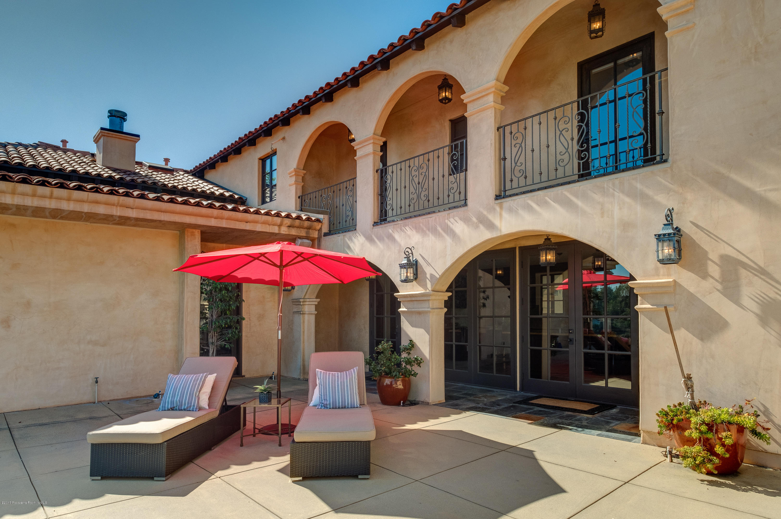 320 Patrician Way Pasadena, CA 91105 - Photo 48 of 69 a view of a building with sitting area