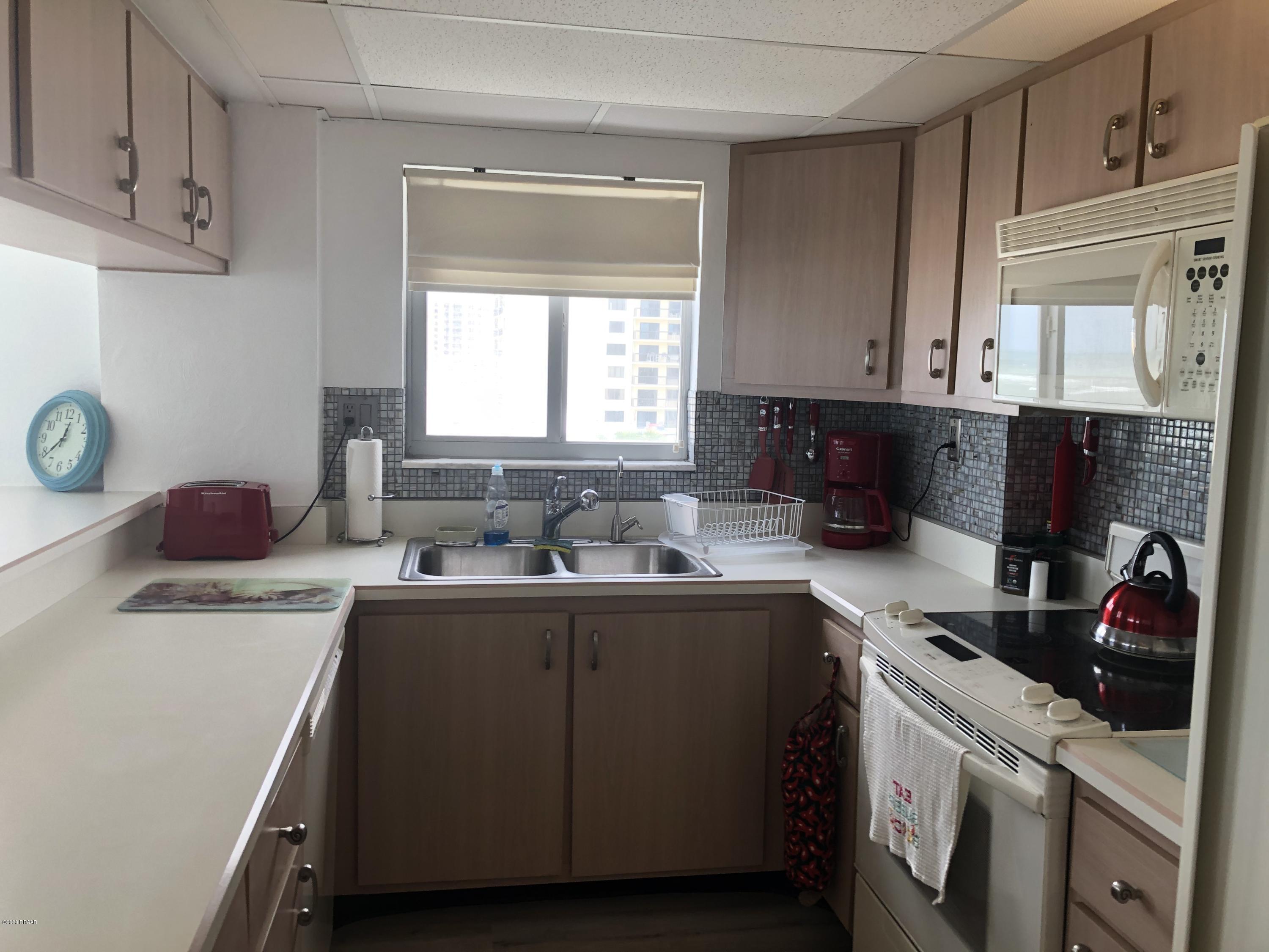 1575 Ocean Shore Boulevard, Unit 402 Ormond Beach, FL 32176 - Photo 7 of 21 Kitchen