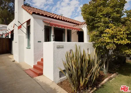 a view of a back yard of the house
