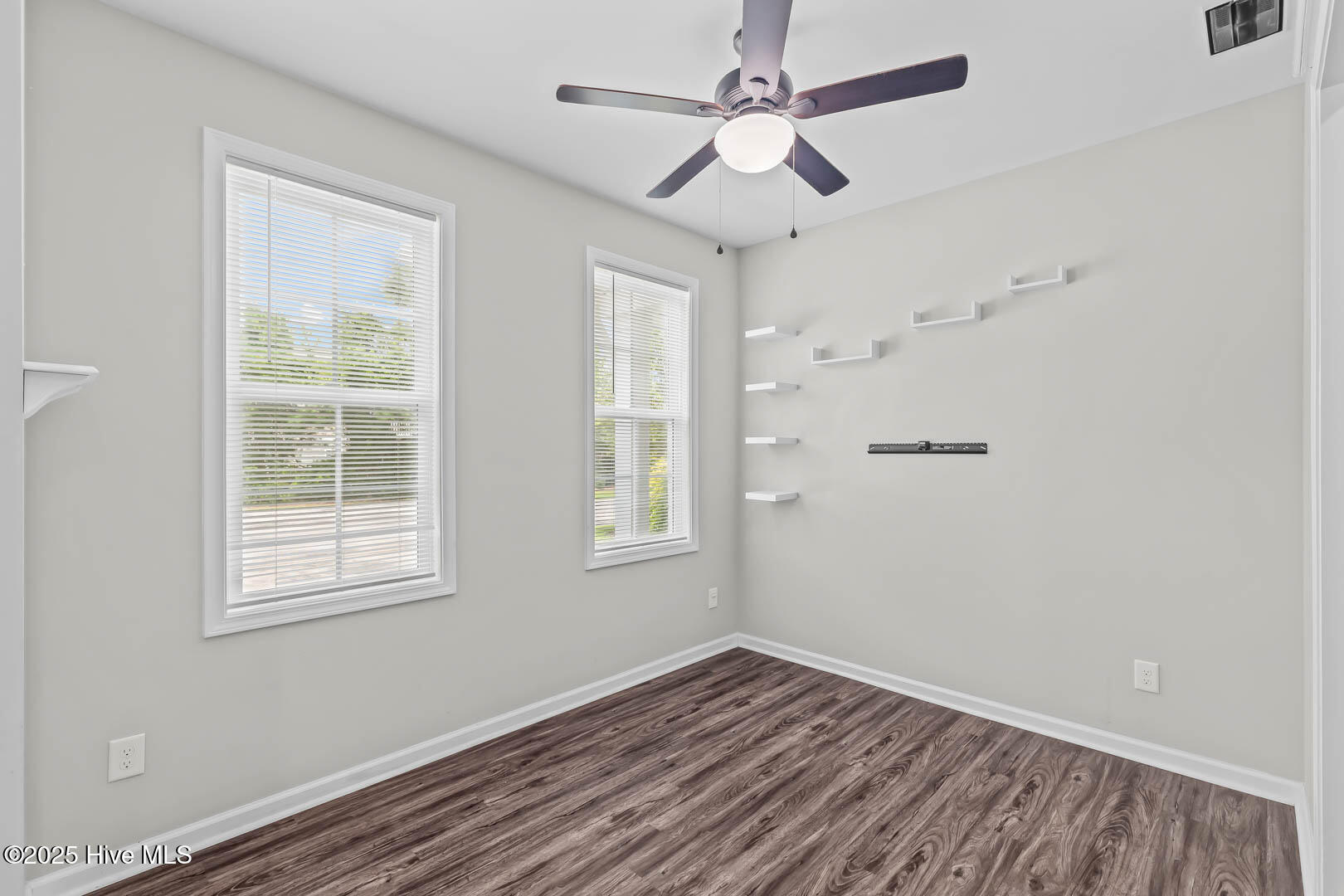 175 Old Murdoch Road, Unit 503 Morehead City, NC 28570 - Photo 8 of 51 Front Room