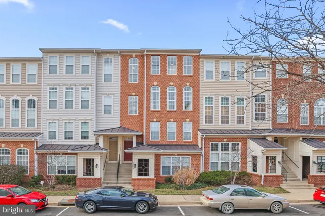 $560,000 | 6055 Wicker Lane, Unit 128, Centreville, VA 20121