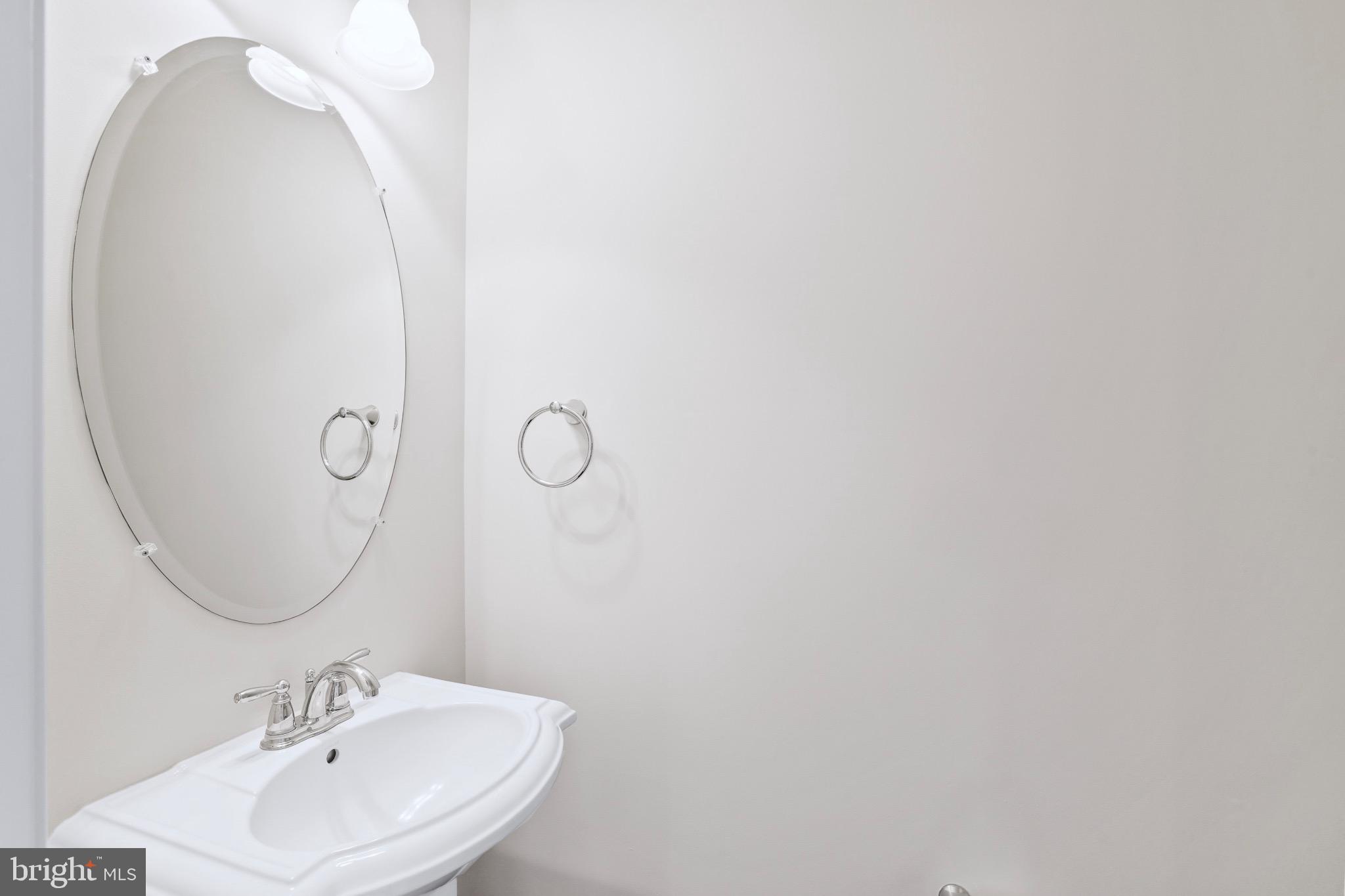6055 Wicker Lane, Unit 128 Centreville, VA 20121 - Photo 12 of 36 a bathroom with a sink and a mirror