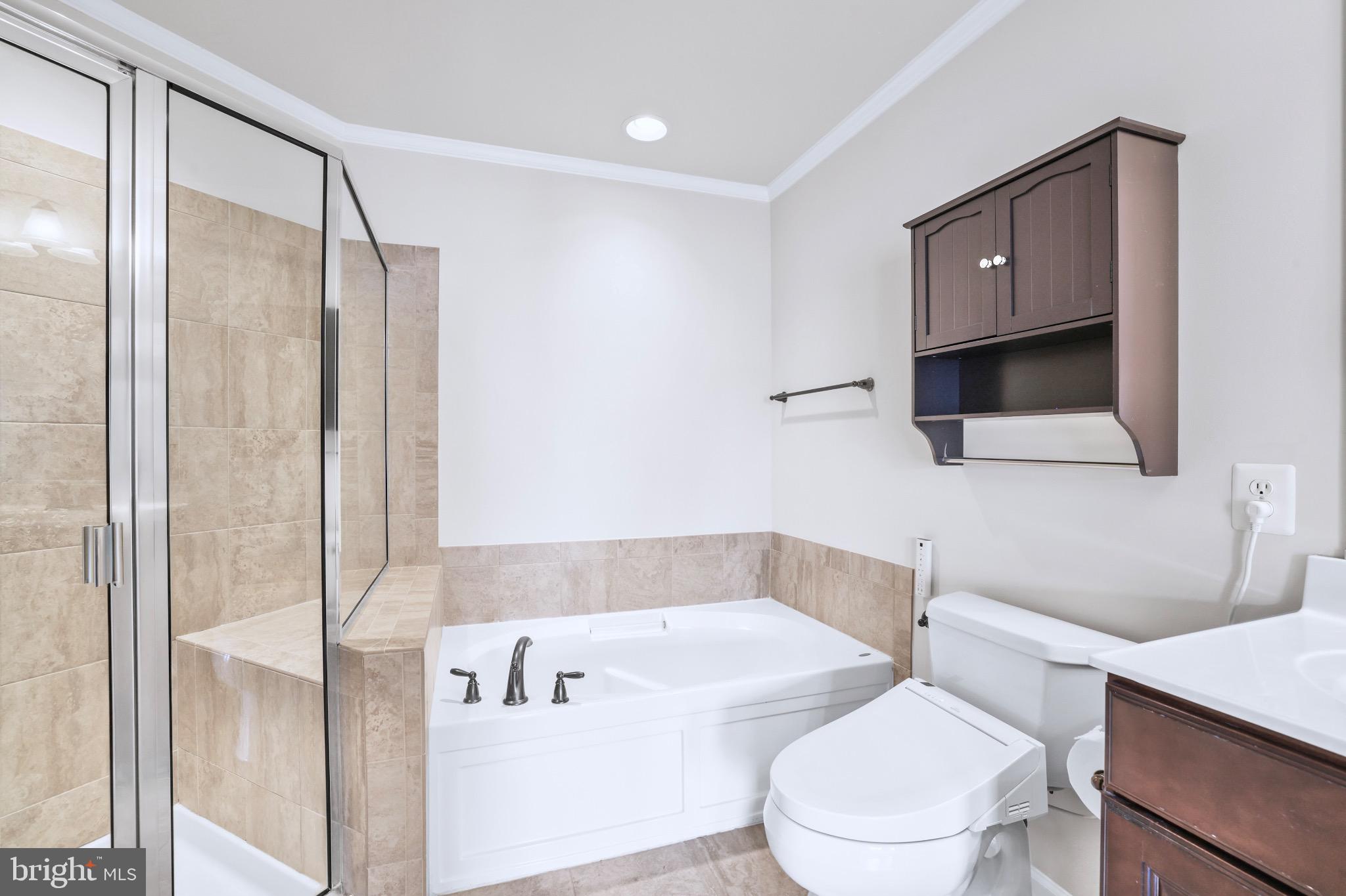 6055 Wicker Lane, Unit 128 Centreville, VA 20121 - Photo 22 of 36 a bathroom with a toilet a sink and bathtub