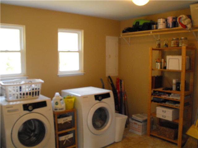 31 Riverview Road Mount Juliet, TN 37122 - Photo 4 of 12 Huge Laundry Room!!! The size of a small bed room,..wow!