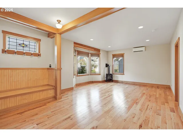 $889,000 | 1806 Columbia Street, Hood River, OR 97031