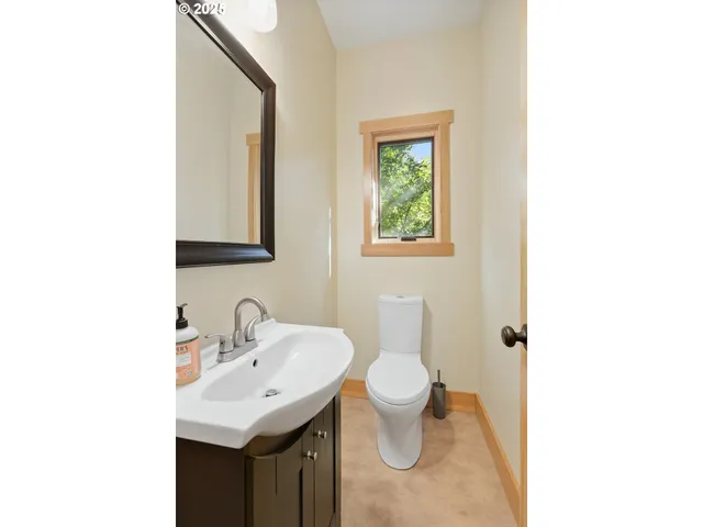 $889,000 | 1806 Columbia Street, Hood River, OR 97031