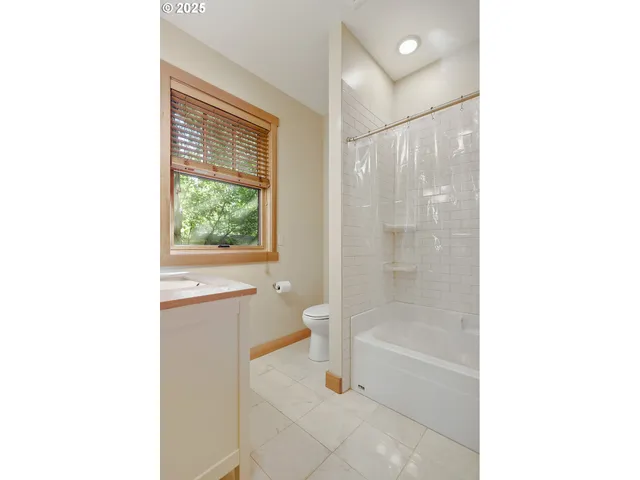 $889,000 | 1806 Columbia Street, Hood River, OR 97031