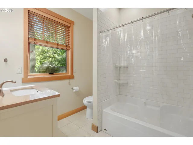 $895,000 | 1806 Columbia Street, Hood River, OR 97031