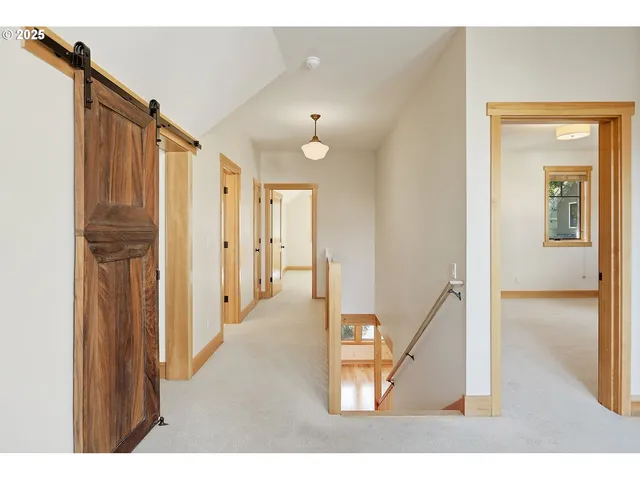 $895,000 | 1806 Columbia Street, Hood River, OR 97031