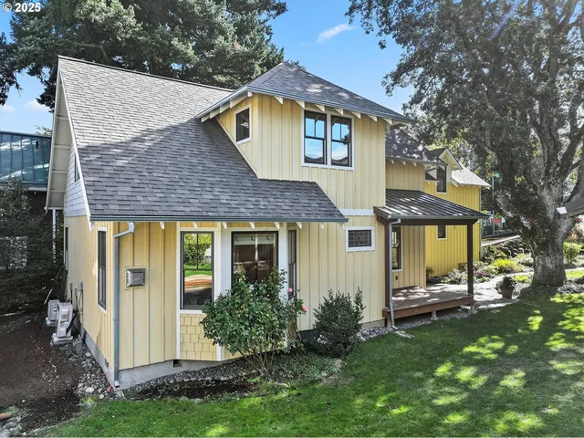 $895,000 | 1806 Columbia Street, Hood River, OR 97031