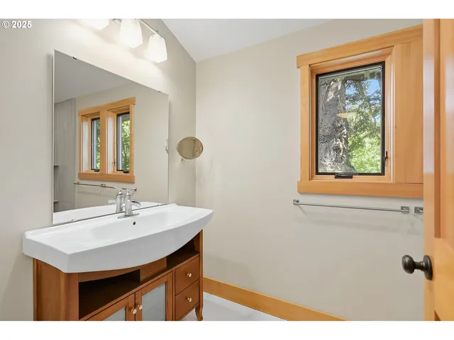 $895,000 | 1806 Columbia Street, Hood River, OR 97031