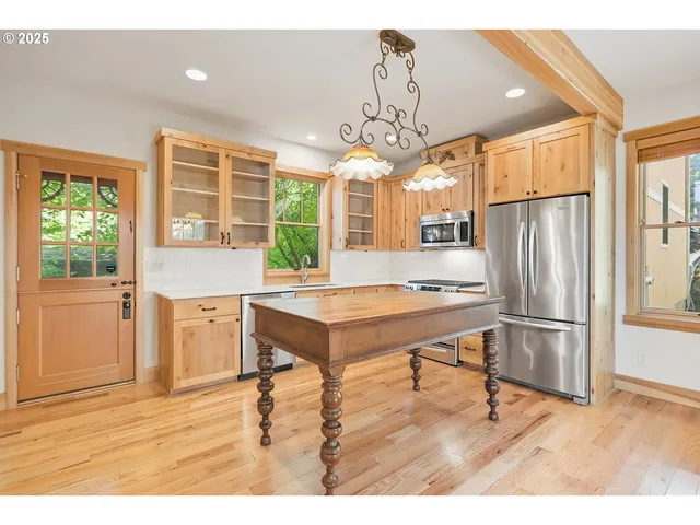 $895,000 | 1806 Columbia Street, Hood River, OR 97031