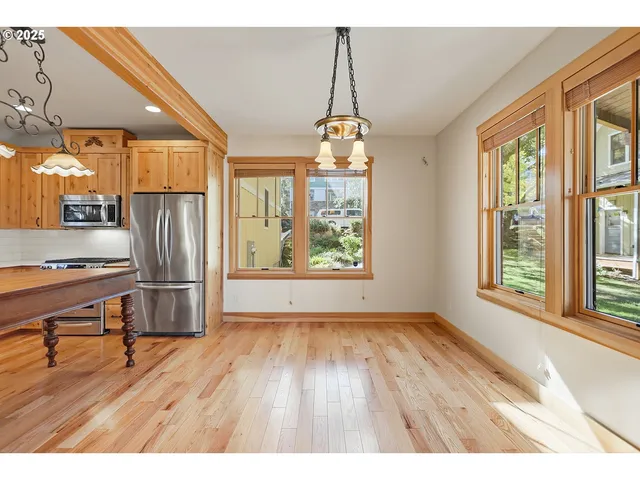 $889,000 | 1806 Columbia Street, Hood River, OR 97031