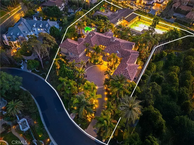 view of an outdoor space and yard