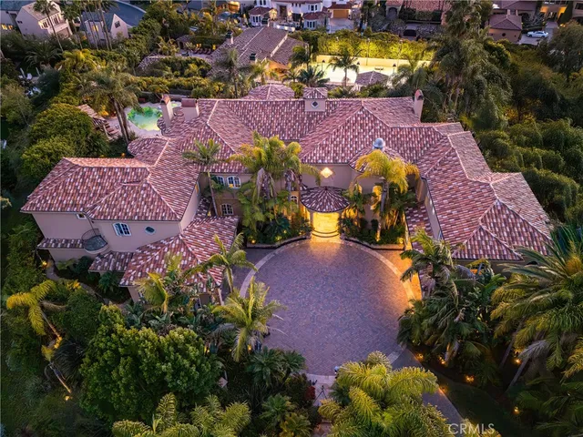 view of an outdoor space and yard