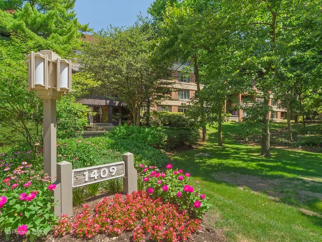 $525,000 | 1409 Burr Oak Road, Unit 112A, Hinsdale, IL 60521