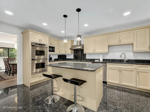 $525,000 | 1409 Burr Oak Road, Unit 112A, Hinsdale, IL 60521